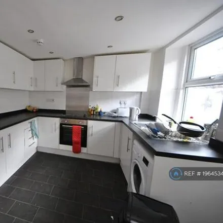 Image 3 - Blantyre Road, Liverpool, L15 3HT, United Kingdom - Townhouse for rent