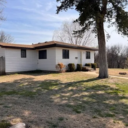 Image 2 - 113 South Douglas Avenue, Ellsworth, KS 67439, USA - House for sale