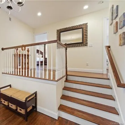 Image 4 - 66 Abbey Close, Scarsdale Downs, City of New Rochelle, NY 10583, USA - House for sale