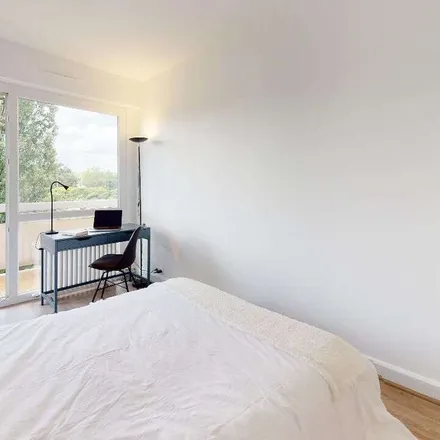 Rent this 6 bed apartment on Centre d'affaires le Pascal in Boulevard des Coquibus, 91000 Évry
