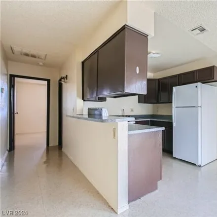 Image 5 - 2213 East Owens Avenue, Las Vegas, NV 89101, USA - Apartment for rent