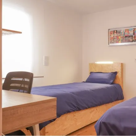 Rent this 3 bed room on Madrid in Colegio de Eduación Infantil y Primaria José María de Pereda, Paseo de la Solidaridad