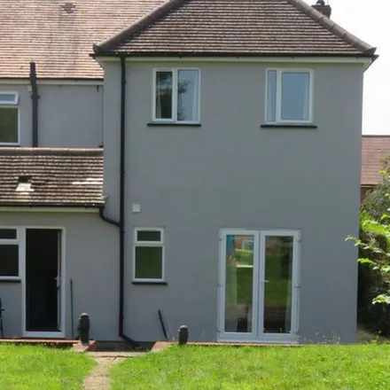 Rent this 6 bed duplex on 12 Lincoln Road in Guildford, GU2 9TJ