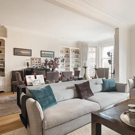 Rent this 4 bed apartment on Grove Court in Circus Road, London