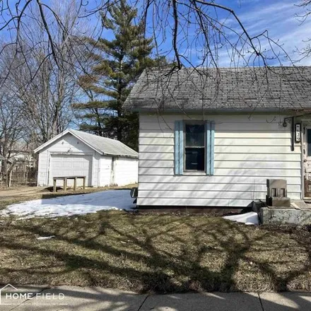 Buy this studio house on Washington Campus in 645 Alger Street, Owosso