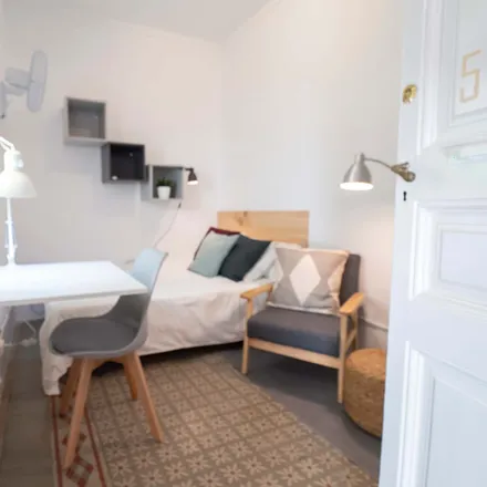 Rent this 5 bed room on Carrer Gran de Gràcia in 241, 08012 Barcelona