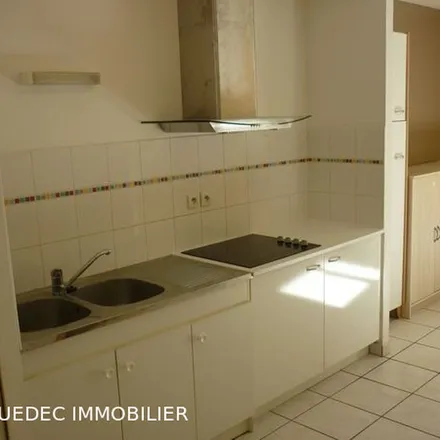 Image 2 - 9 Avenue Yves Thepot, 29000 Quimper, France - Apartment for rent