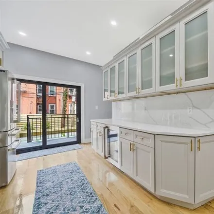 Image 6 - 581 Decatur Street, New York, NY 11233, USA - Townhouse for sale