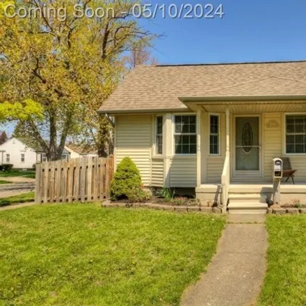 Buy this 3 bed house on 1013 22nd Street in Wyandotte, MI 48192