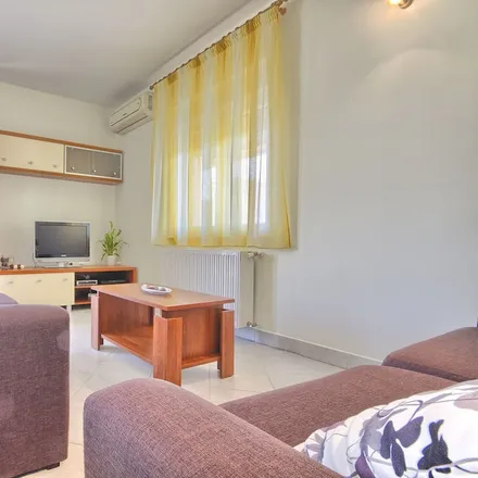 Rent this 2 bed house on 52204 Ližnjan