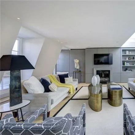 Rent this 5 bed townhouse on 26 Lonsdale Road in London, W11 2BY