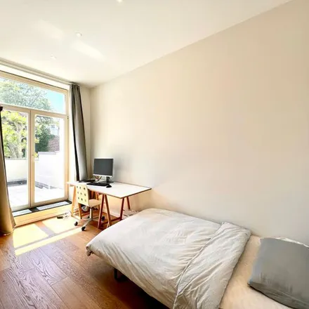 Rent this 2 bed apartment on Surfside Poké in Place du Luxembourg - Luxemburgplein, 1050 Ixelles - Elsene