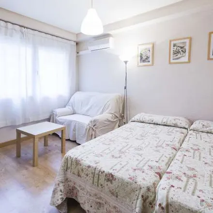 Rent this 1 bed apartment on Madrid in Escuela Superior de Secretarias, Calle de Lagasca