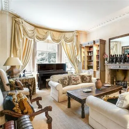 Rent this 4 bed room on 95 Cadogan Gardens in London, SW3 2RF