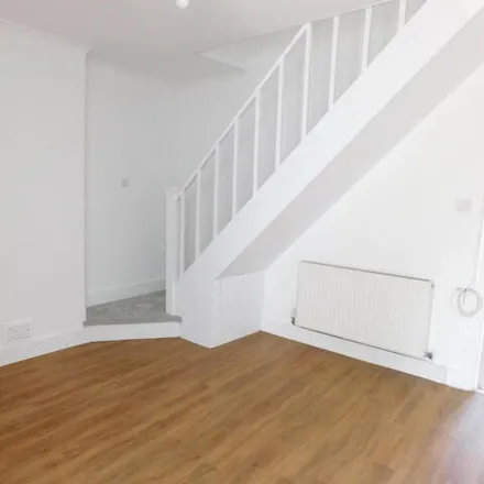 Image 3 - Queens Place, London, SM4 5DF, United Kingdom - Townhouse for rent