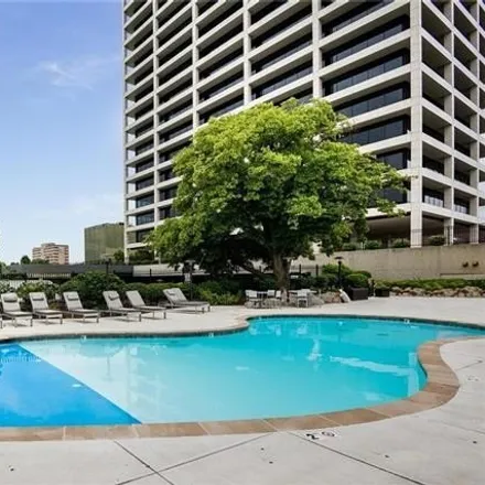 Image 4 - One Park Place, Southwest Trafficway, Kansas City, MO 64198, USA - Condo for sale