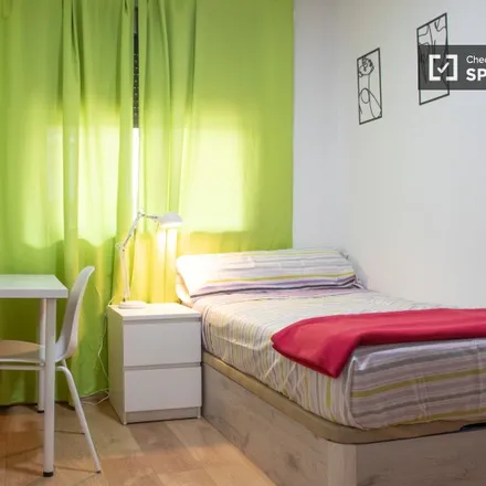 Rent this 5 bed room on Madrid in Testigos Cristianos de Jehová, Calle de los Mineros