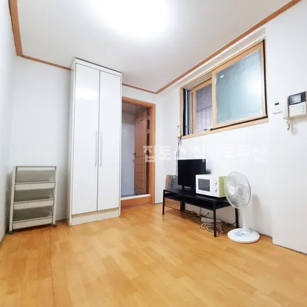 Rent this studio apartment on 서울특별시 송파구 잠실동 238