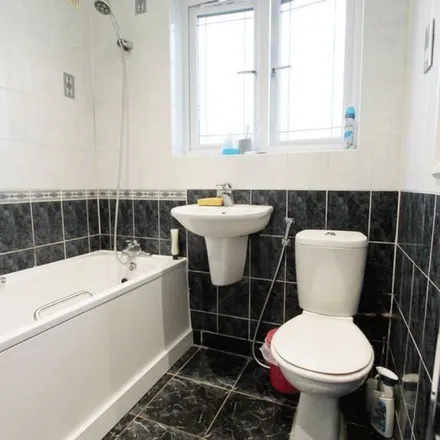 Rent this 3 bed duplex on Kingshill Avenue in London, UB5 6PA