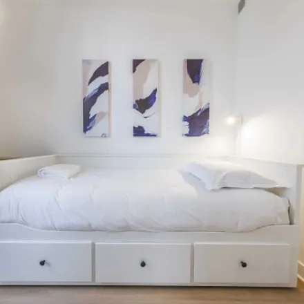 Rent this studio apartment on 5 Rue de Louvois in 75002 Paris, France