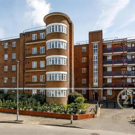 Rent this 3 bed apartment on Glenbuck Studios in South Bank, London