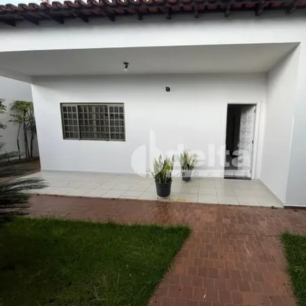 Rent this 3 bed house on Avenida Doutor Misael Rodrigues de Castro in Segismundo Pereira, Uberlândia - MG
