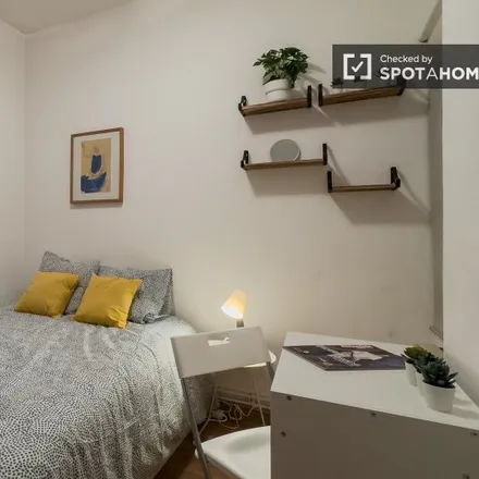 Rent this 5 bed room on Carrer d'Entença in 136, 08001 Barcelona