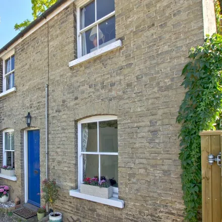 Rent this 2 bed house on 8 North Cottages in Cambridge, CB2 8EZ