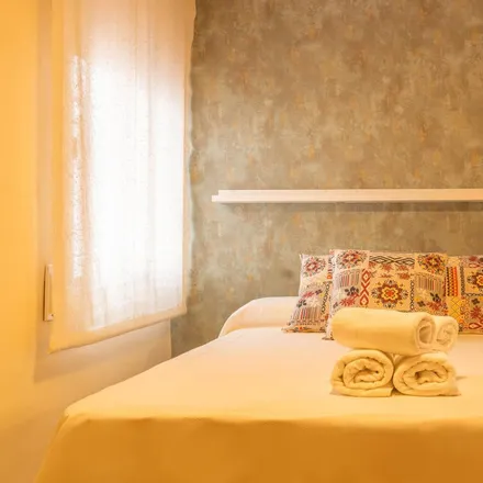 Rent this 2 bed apartment on Cine de Verano Delicias in Calle Horno del Agua, 14007 Córdoba