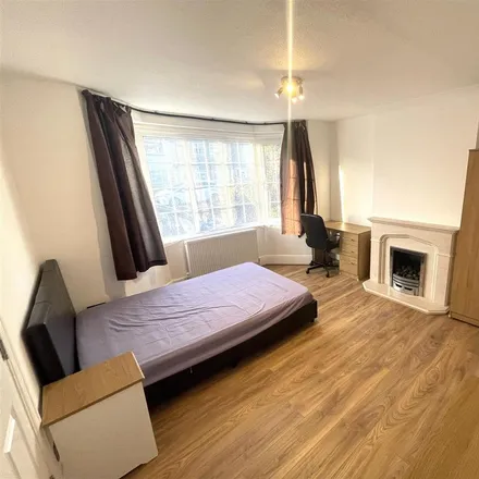 Rent this 5 bed house on Kenilworth Road in Ashford, TW15 3EP
