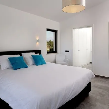 Rent this 5 bed house on Le Cro Portugal (#1) in Estrada do Farol 77, 8400-526 Carvoeiro