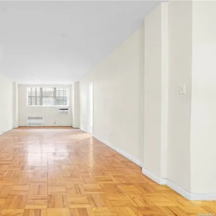 Image 5 - 66-15 Thornton Place, New York, NY 11374, USA - Apartment for sale