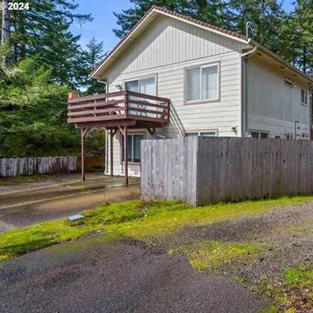 Buy this 1studio house on 2139 10th Street in Florence, OR 97439