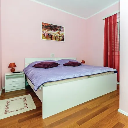 Rent this 4 bed duplex on 20207 Srebreno