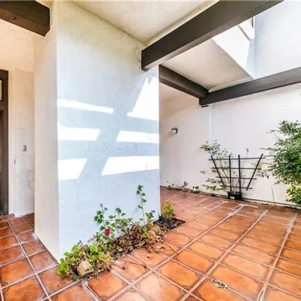 Image 3 - 1572 Michael Lane, Los Angeles, CA 90272, USA - Townhouse for sale