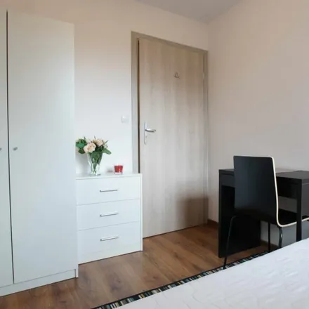 Rent this 4 bed room on Stanisława Popowskiego in 90-330 Łódź, Poland