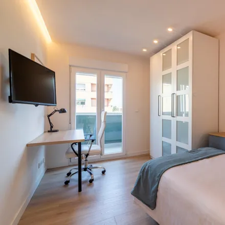 Rent this 5 bed room on Carrer del Doctor Ferrann in 13, 46021 Valencia