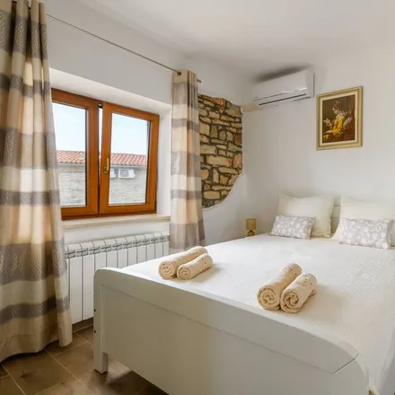 Rent this 2 bed house on 52206 Divšići