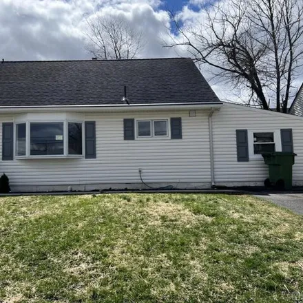Buy this 3 bed house on 32 Kendall Drive in Sayreville, NJ 08859