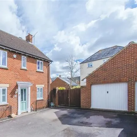 Buy this 3 bed house on Dunvant Road in Swindon, SN25 2AX