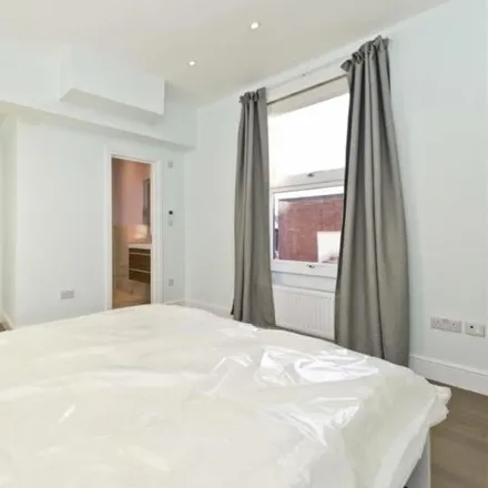 Image 4 - Burns Road, London, NW10 4DY, United Kingdom - House for rent