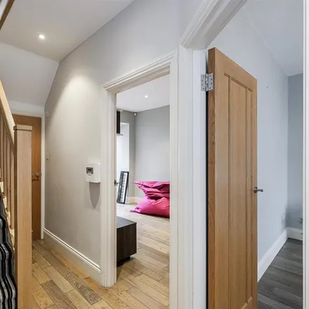 Image 5 - Russell Road, London, SW19 1PA, United Kingdom - Townhouse for rent