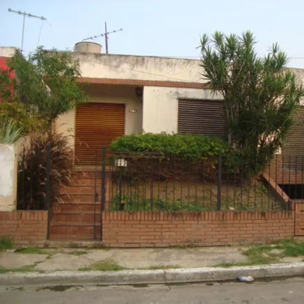 Buy this studio house on Centro comercial Coto Temperley in Avenida Hipólito Yrigoyen 10697, Partido de Lomas de Zamora