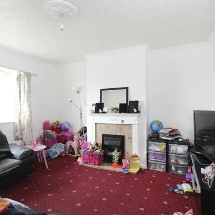 Image 2 - Knights Way, London, IG6 2RS, United Kingdom - Apartment for sale