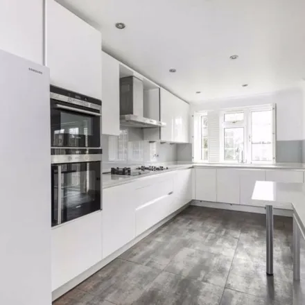 Rent this 5 bed duplex on Ridge Hill in London, NW11 8PS