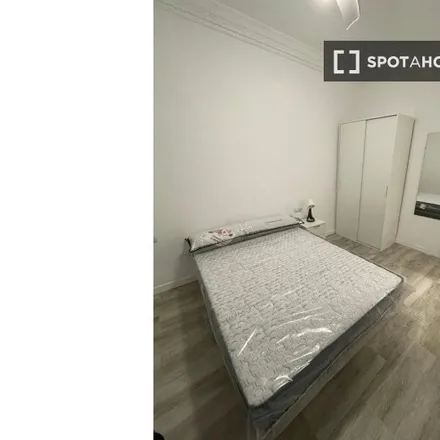 Rent this 3 bed room on Carrer d'Antonio Ponz in 88, 46011 Valencia