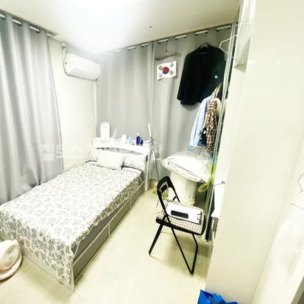 Rent this studio apartment on 서울특별시 관악구 봉천동 1666-8