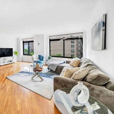 Rent this 1 bed condo on 400 East 70th Street in New York, NY 10021
