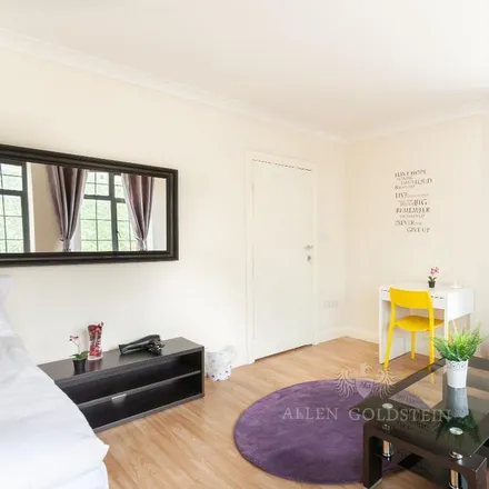 Rent this 4 bed apartment on Grafton Chambers in Churchway, London