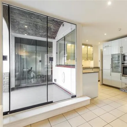 Image 4 - Ivory House, East Smithfield, London, E1W 1AT, United Kingdom - Apartment for rent